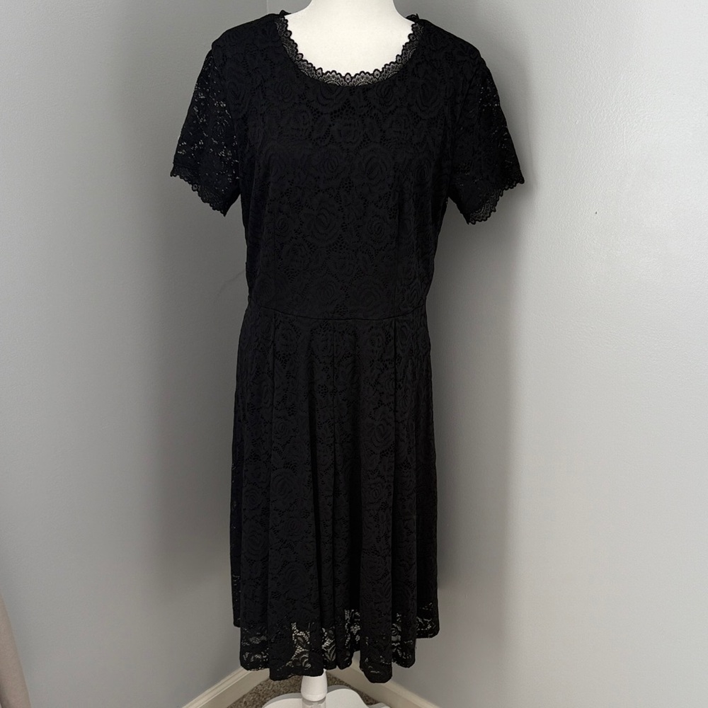 Chic Black Lace Midi Dress